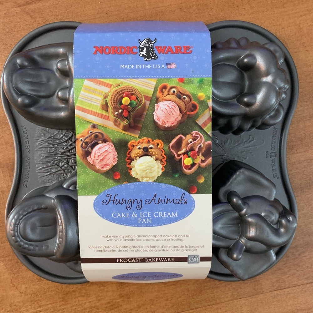 NWT Nordic Ware Hungry Animals Pan